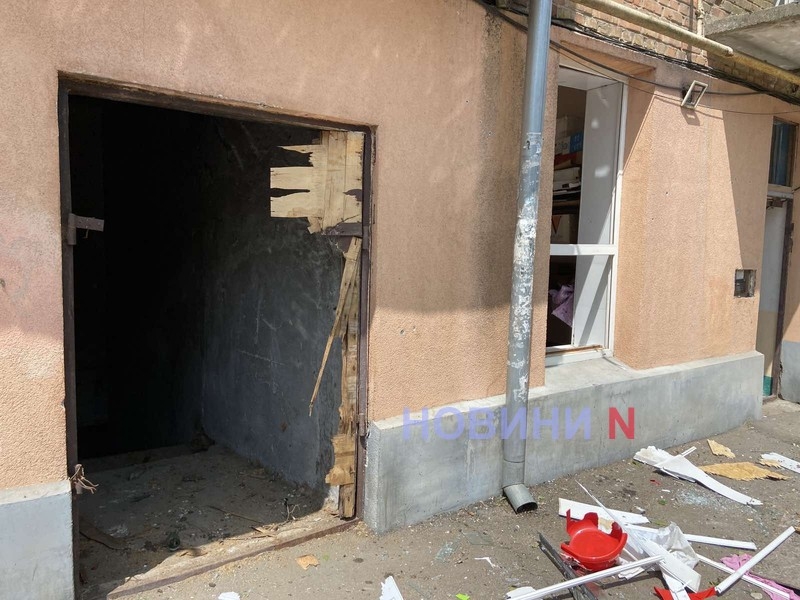 Нічний обстріл Миколаєва: вибухова хвиля знесла вікна житлового будинку (фото)