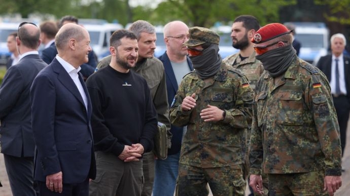 Зеленский и Шольц посетили военную базу, где обучаются украинские воины (видео)