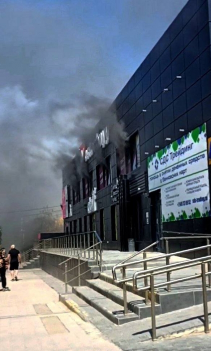 В Мариуполе вспыхнул пожар: загорелся торговый центр