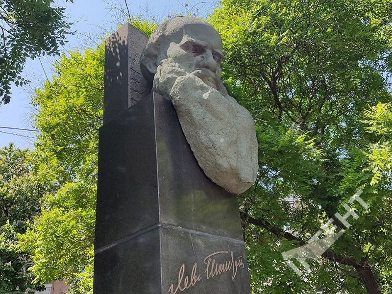 В Одессе решили перенести памятник Толстому
