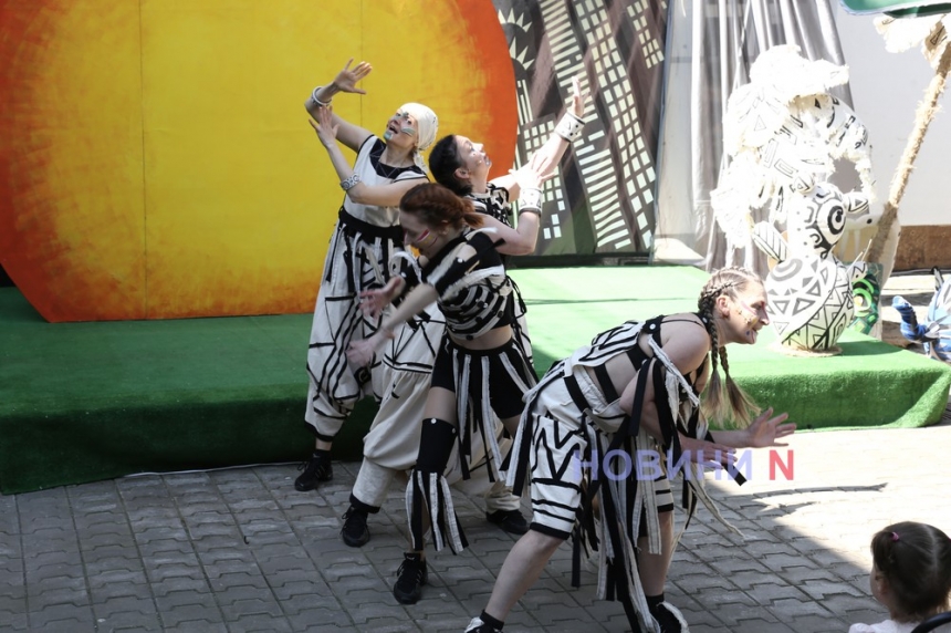 Праздник для юных николаевцев: в театре прошла выставка и увлекательный спектакль  (ФОТО)