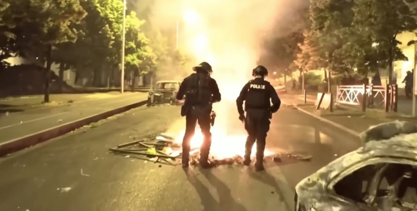 Беспорядки во Франции: протестующие заполучили оружие и нападают на полицейских, — СМИ (видео)