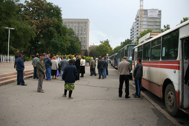 Жители николаевских пригородов требуют отменить передачу автобусного маршрута дочери губернатора