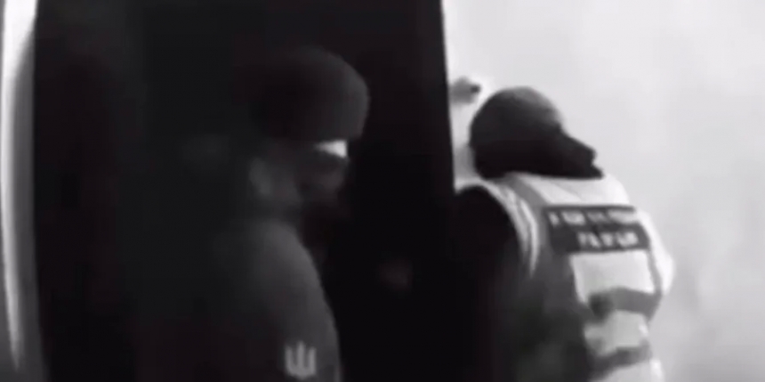 Российские каналы распространяют фейковое видео с «выстрелом» в работника ТЦК при вручении повестки