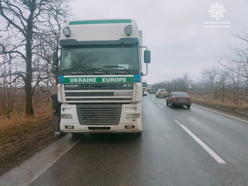 На трассе М-14 в Николаевской области вышел из строя грузовик - движение затруднено