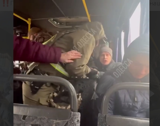 В Одессе сотрудники ТЦК силой вытаскивают мужчин из маршруток (видео)