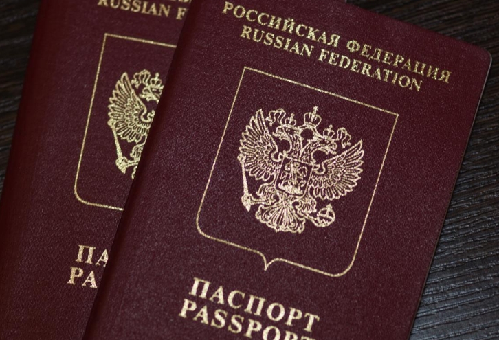 Двое бизнесменов из списка Forbes отказались от российского паспорта