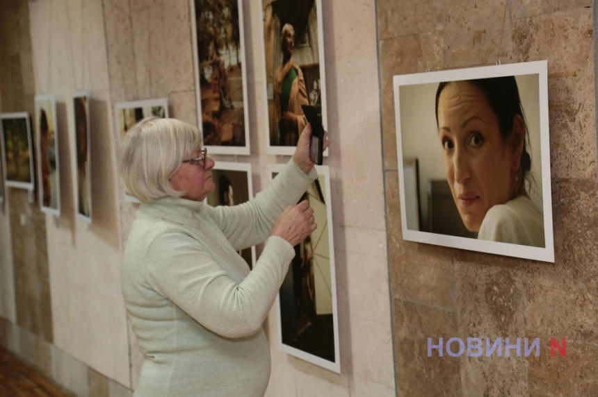«Перший день весни»: николаевский фотограф открыл выставку женских портретов (фото, видео)