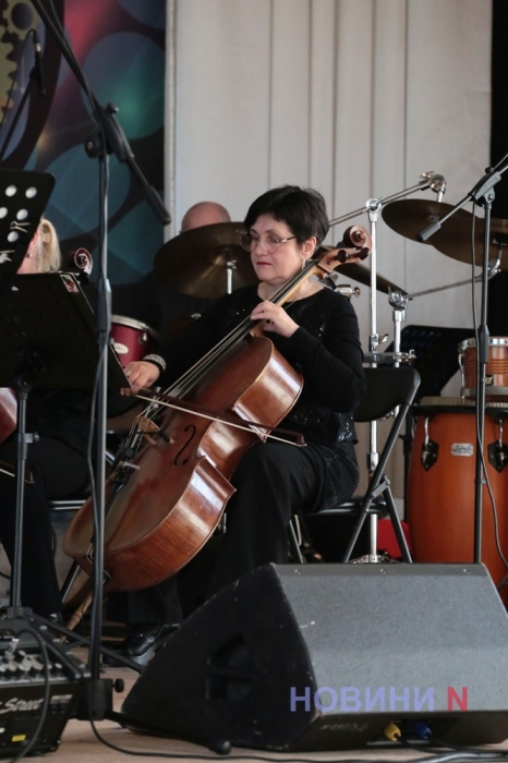 Весна на хвилі: для миколаївців виступив «Acoustic band» та естрадно-симфонічний оркестр (фоторепортаж)