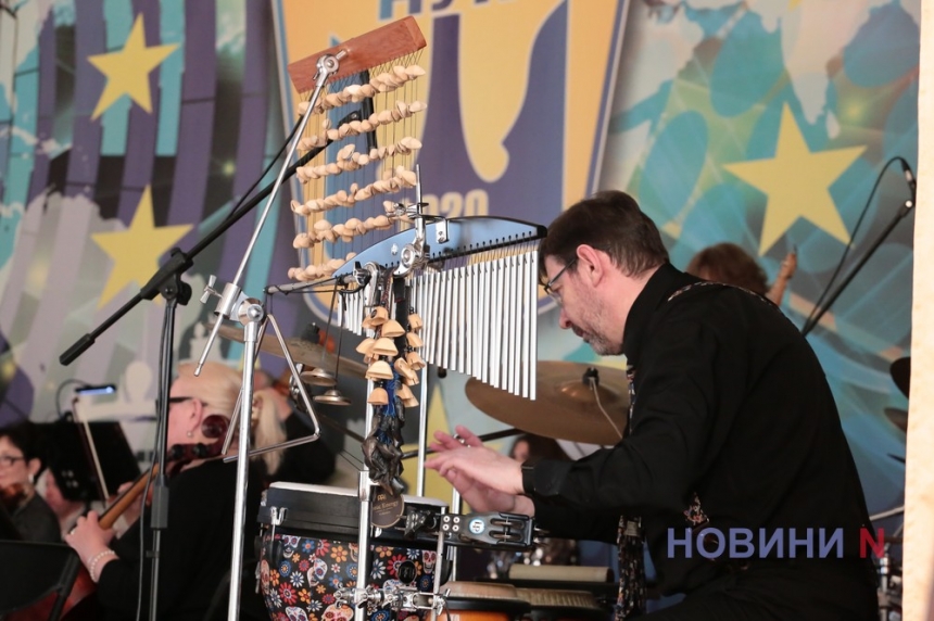 Весна на хвилі: для николаевцев выступил «Acoustic band» и эстрадно-симфонический оркестр (фоторепортаж)