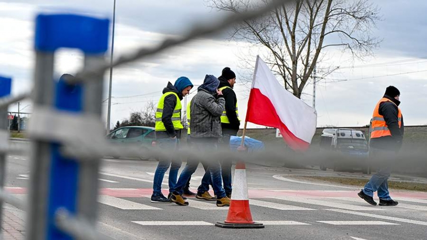 Польські фермери повністю перекрили рух вантажівок на чотирьох напрямках: кордон заблокований