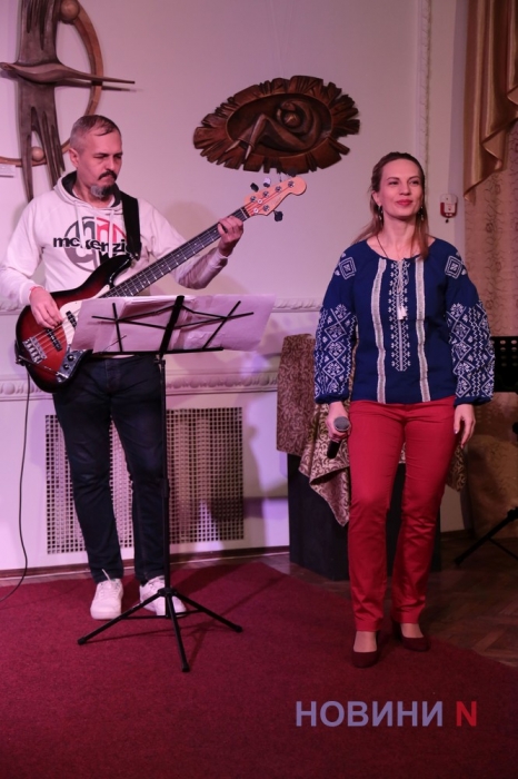 С музыкой и блинами:  в Николаевском театре отметили Масленицу (фоторепортаж)