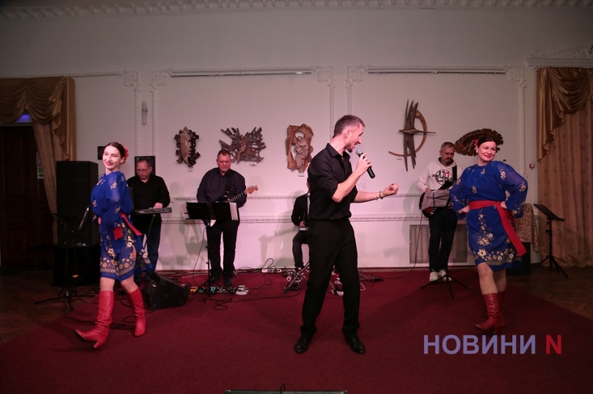 С музыкой и блинами:  в Николаевском театре отметили Масленицу (фоторепортаж)