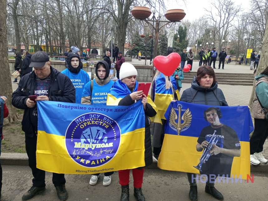 «Два Серця в полоні»: в Николаеве провели перформанс, посвященный судбе пленных и пропавших без вести (фото, видео)