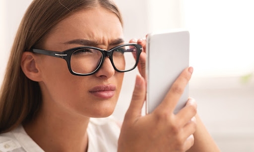 Как не «посадить» зрение во время активного использования смартфона: помогут три настройки