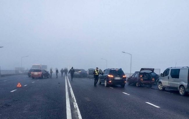 Масштабна ДТП у Львові: на мосту зіткнулися 27 автомобілів (відео)