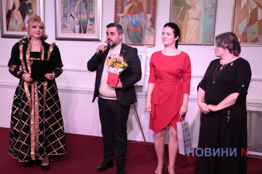 Весь мир – театр: в Николаеве открылась выставка художницы Юлии Гурьевой (фоторепортаж)