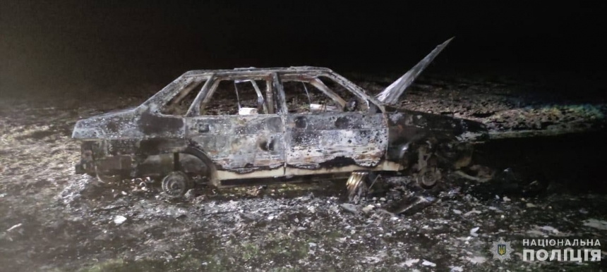 Під Миколаєвом двоє молодиків зняли з машини колеса, а щоб їх не знайшли – підпалили її