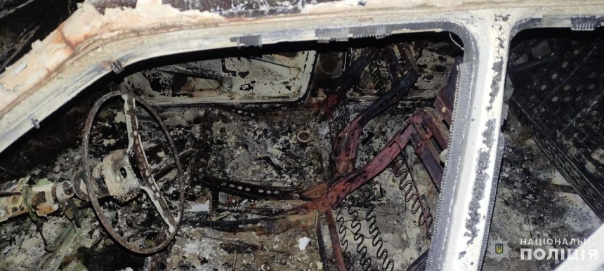 Під Миколаєвом двоє молодиків зняли з машини колеса, а щоб їх не знайшли – підпалили її.