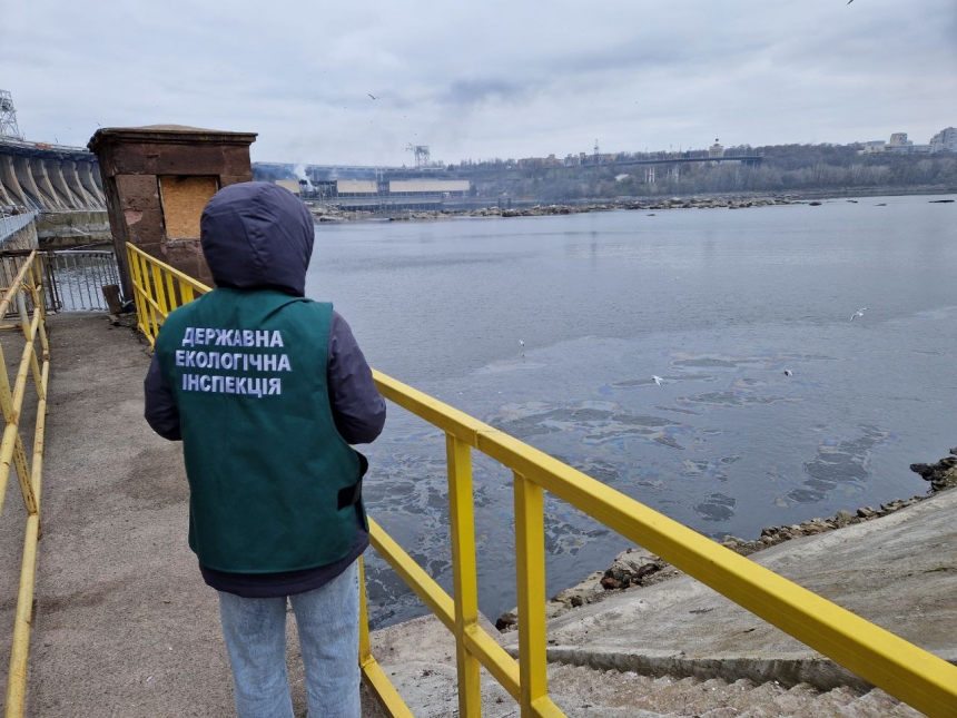 В Днепр произошла масштабная утечка нефтепродуктов: заявление экоинспекции в связи с обстрелом ГЭС