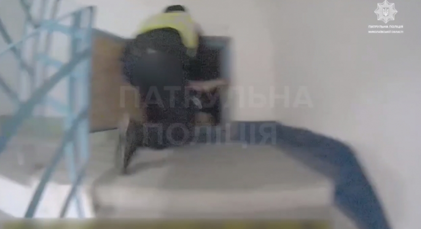 В Николаеве патрульные спасли девушку, которая хотела выпрыгнуть из окна многоэтажки (видео)