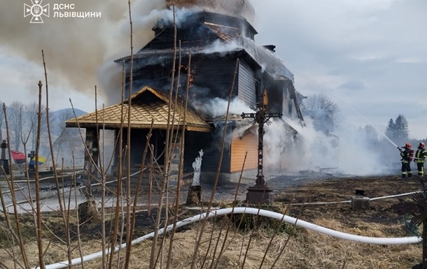 Во Львовской области сгорела церковь, которой более 150 лет: видео пожара