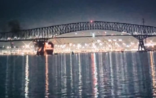 В США обрушился мост, в который врезалось судно (видео)