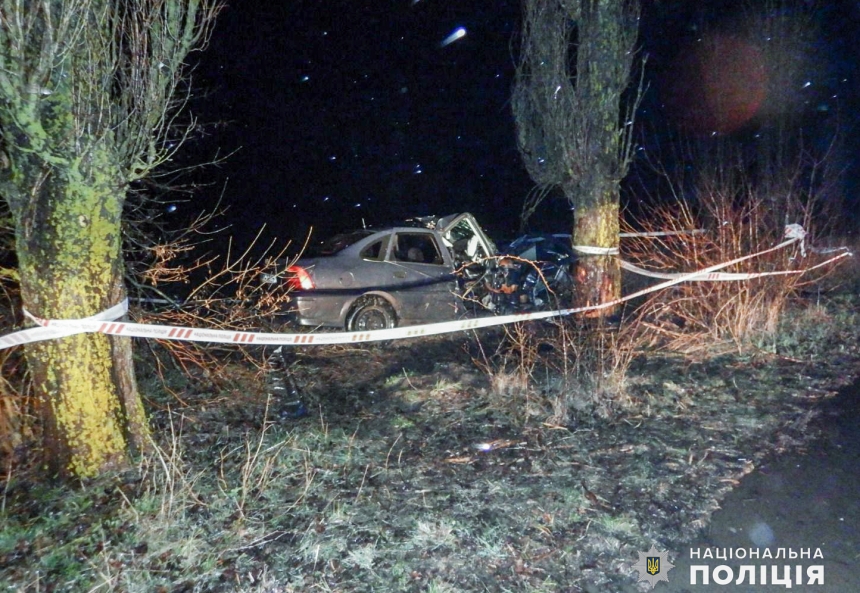 В Николаевской области «Опель» врезался в дерево, пассажир погиб – пьяный водитель задержан