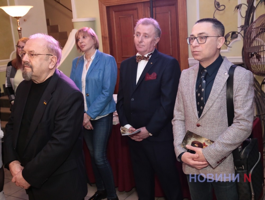 В Николаевском театре открыли портреты–инсталляции Лесю Курбасу и Николаю Аркасу (фото, видео)