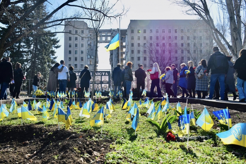 Николаевцы пришли под здание разрушенной ОВА почтить память погибших (фото)