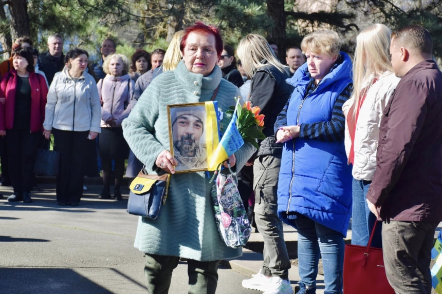 Николаевцы пришли под здание разрушенной ОВА почтить память погибших (фото)