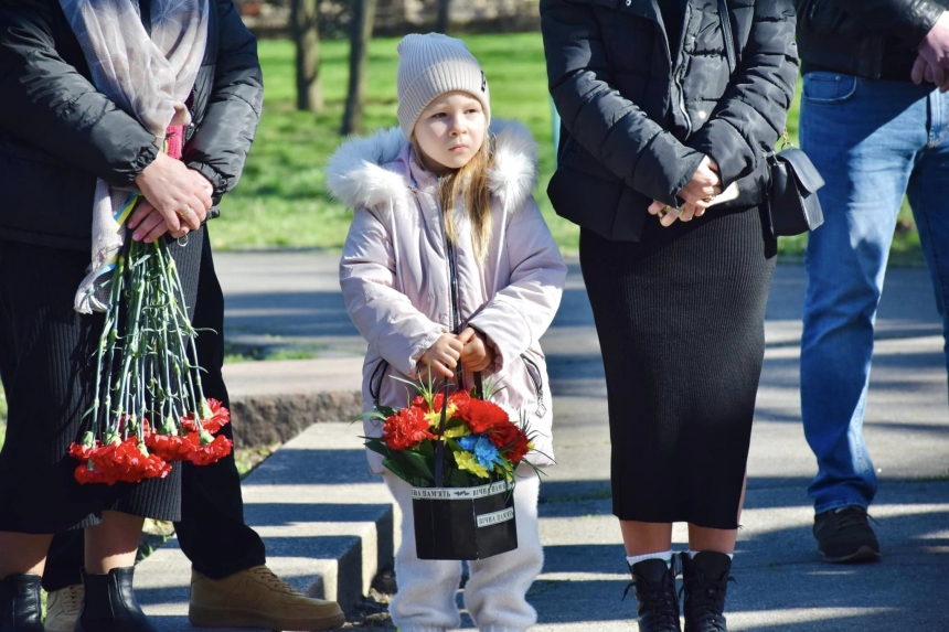 Миколаївці прийшли під будівлю зруйнованої ОВА вшанувати пам\