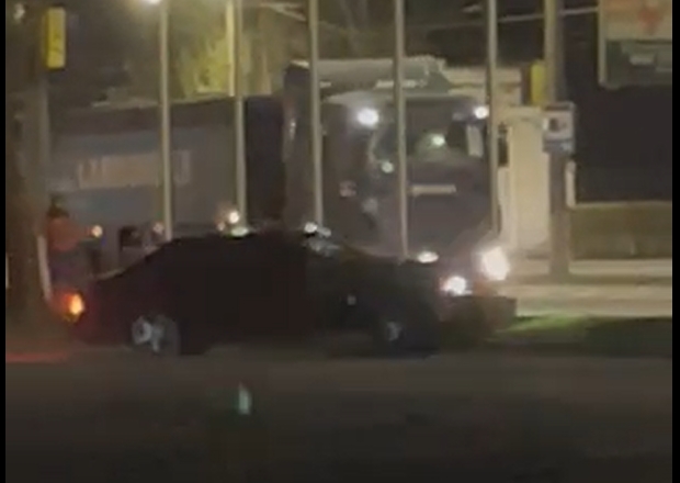 У Миколаєві водії влаштували дрифт на парковці: одне авто врізалося у ліхтарний стовп (відео)