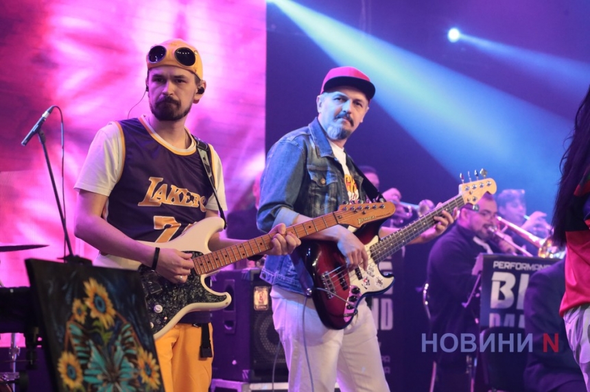 «Розвеселий концерт»: миколаївці з музикою відзначили 1 квітня (фоторепортаж)