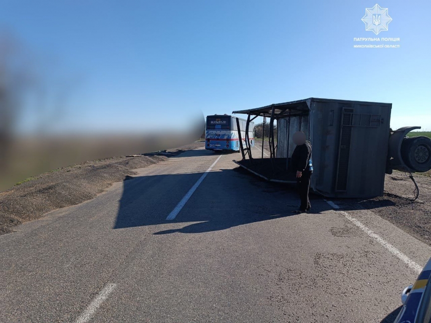 На трассе под Николаевом в результате ДТП перевернулся прицеп фуры: заблокировано движение