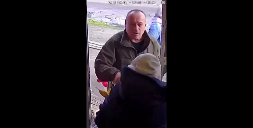 В Житомире подполковник избил букетом роз продавщицу (видео)