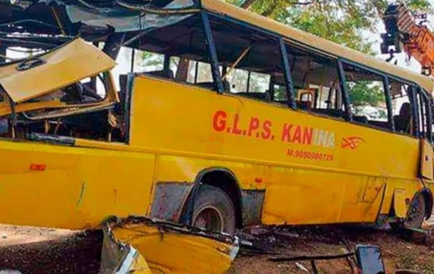 В Индии перевернулся школьный автобус: шесть погибших