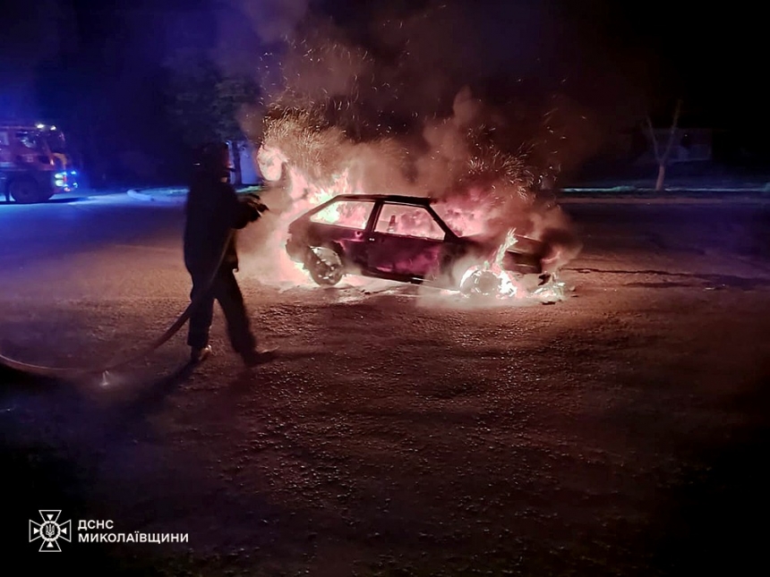 Ночью в Первомайске сгорел ВАЗ (фото)