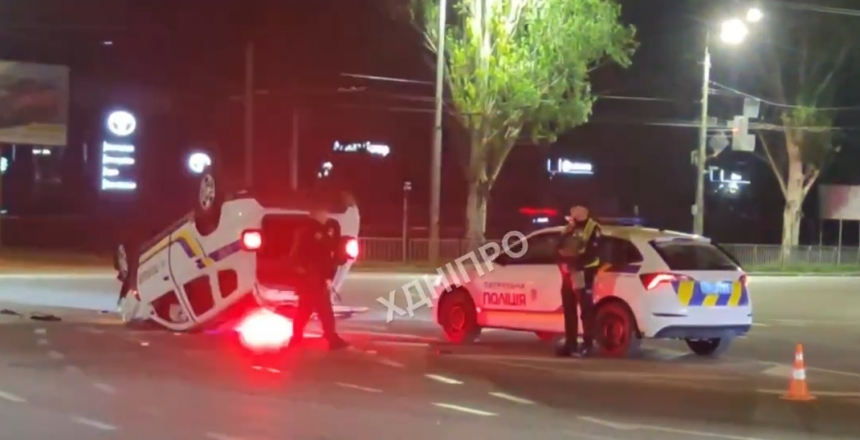 В Днепре после сильного столкновения автомобиль полиции перевернулся на крышу (видео)