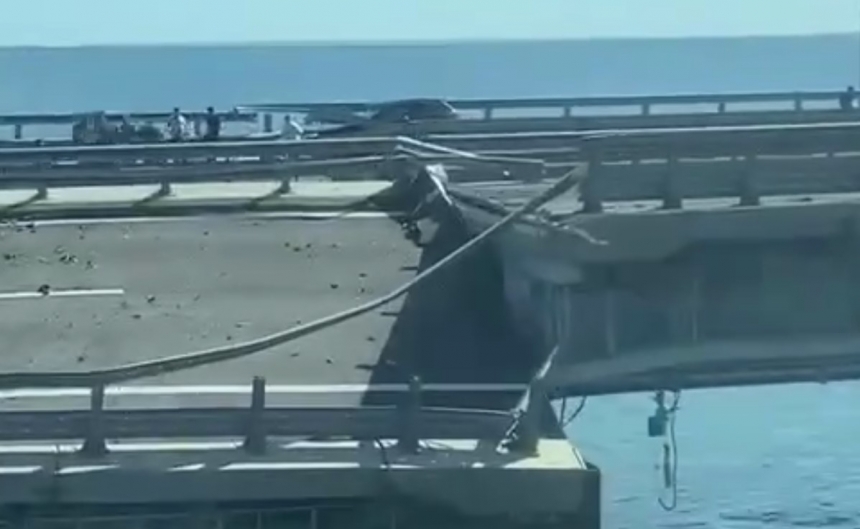 У Криму пролунали потужні вибухи: рух мостом перекрито
