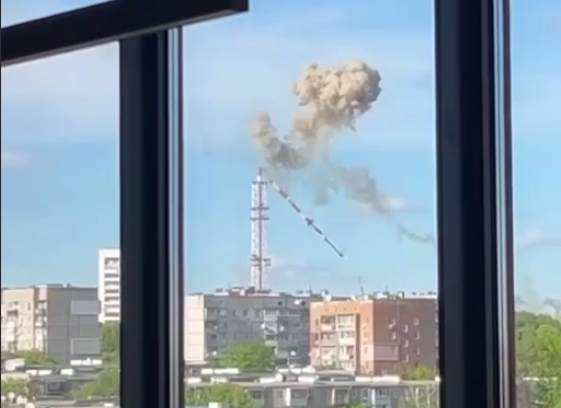 З'явилося відео падіння телевежі у Харкові після удару російської ракети (відео)