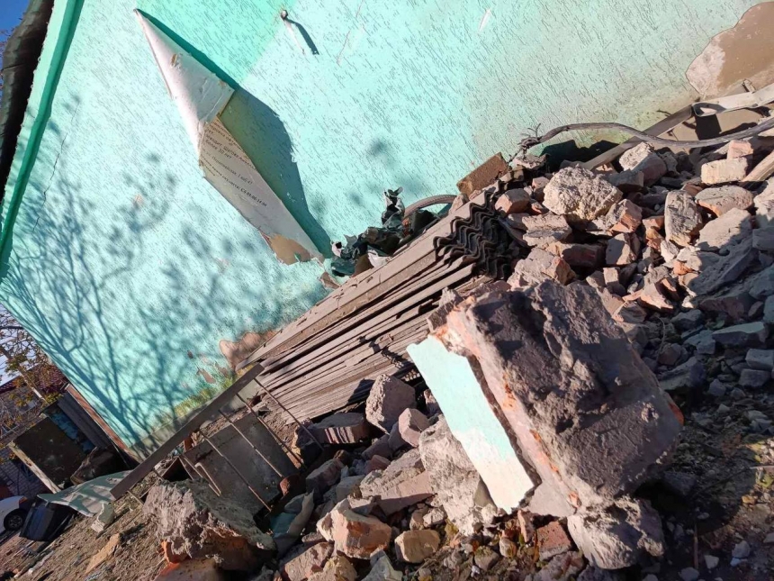 Появились фото последствий падения обломков «шахеда» в Очакове