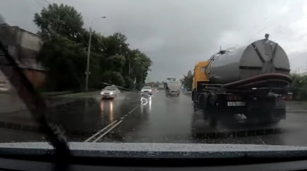 Водителям объяснили, почему в дождь тормоза автомобиля начинают работать хуже