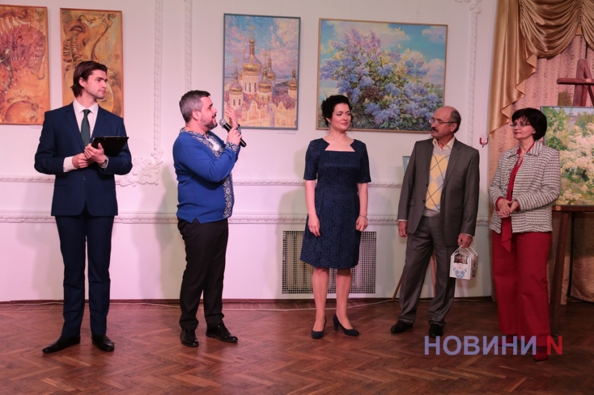 «Весняний настрій»: открылась выставка работ семьи известных николаевских художников (фоторепортаж)