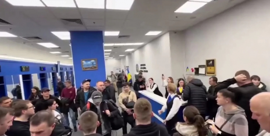 У Польщі 300 українських чоловіків заблокували паспортний сервіс (відео)