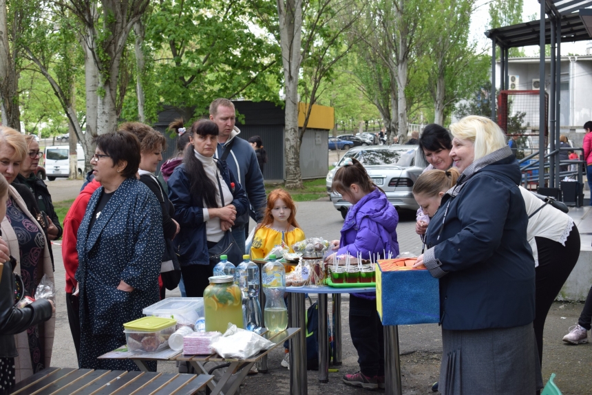 Великодній ярмарок на проспекті: миколаївська бібліотека збирала кошти для ЗСУ (фото)