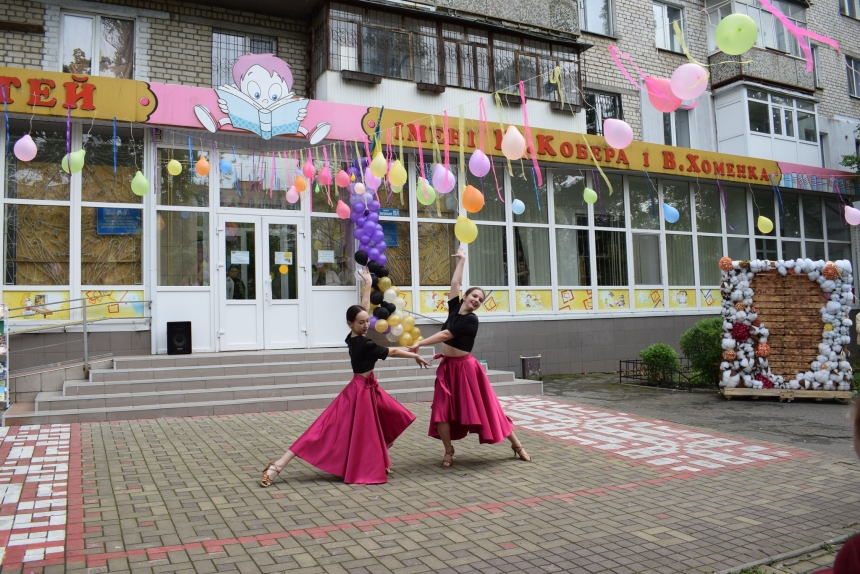 Пасхальная ярмарка на проспекте: николаевская библиотека собирала средства для ВСУ (фото)