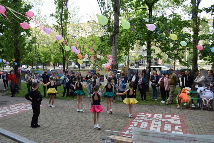 Пасхальная ярмарка на проспекте: николаевская библиотека собирала средства для ВСУ (фото)