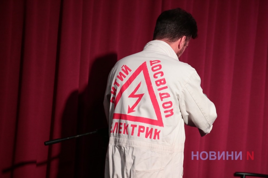  «РАДИОточка»: в николаевском театре показали новый квартирник (фоторепортаж)