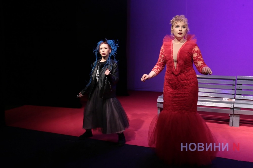 «Slow Twistin на чотири голоси»: у Миколаєві показали суто жіночу виставу (фоторепортаж)
